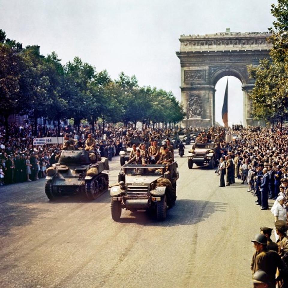 Crowds of people lining the streets by the Acr de Triomphe