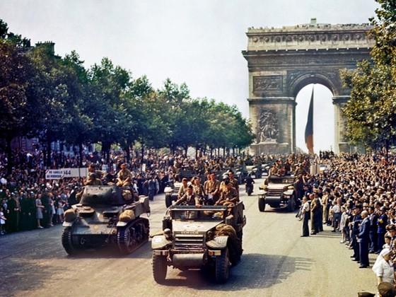 Crowds of people lining the streets by the Acr de Triomphe